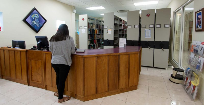 área de servicio al público en la biblioteca