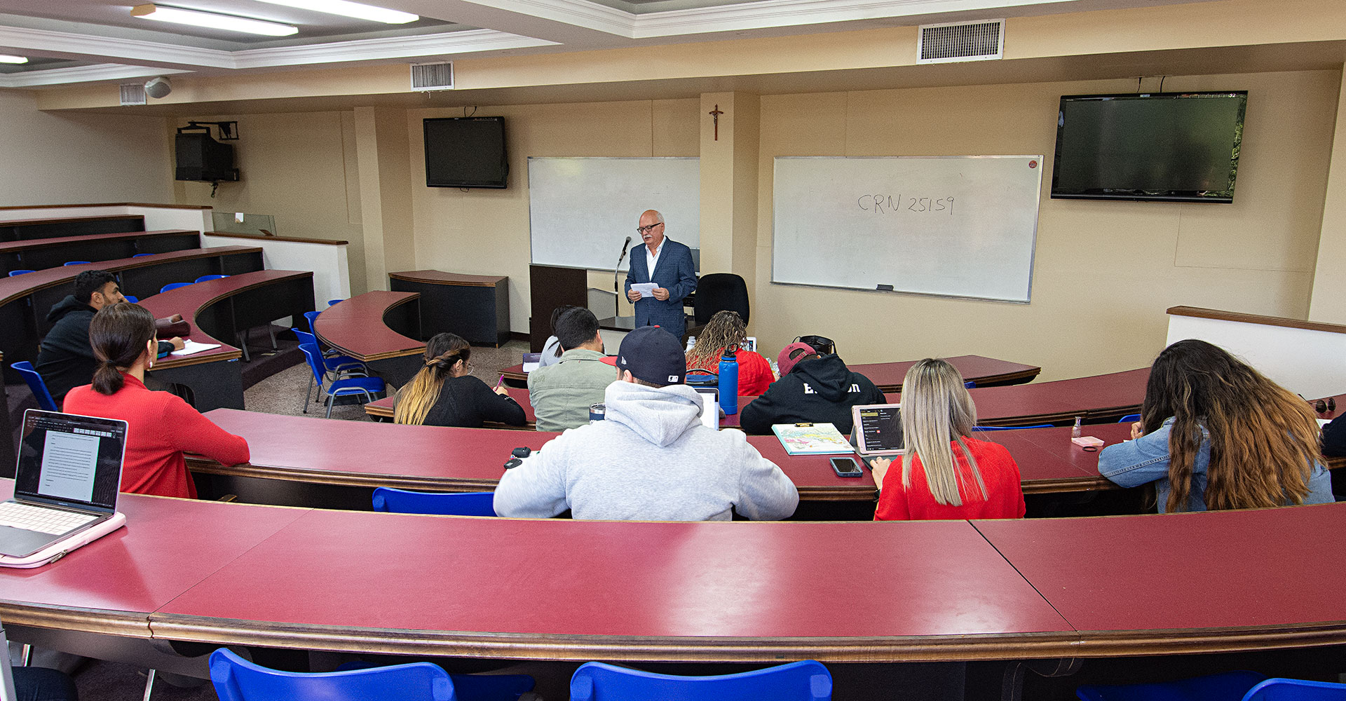 Prof. Pedro Ortiz Álvarez ofreciendo su clase